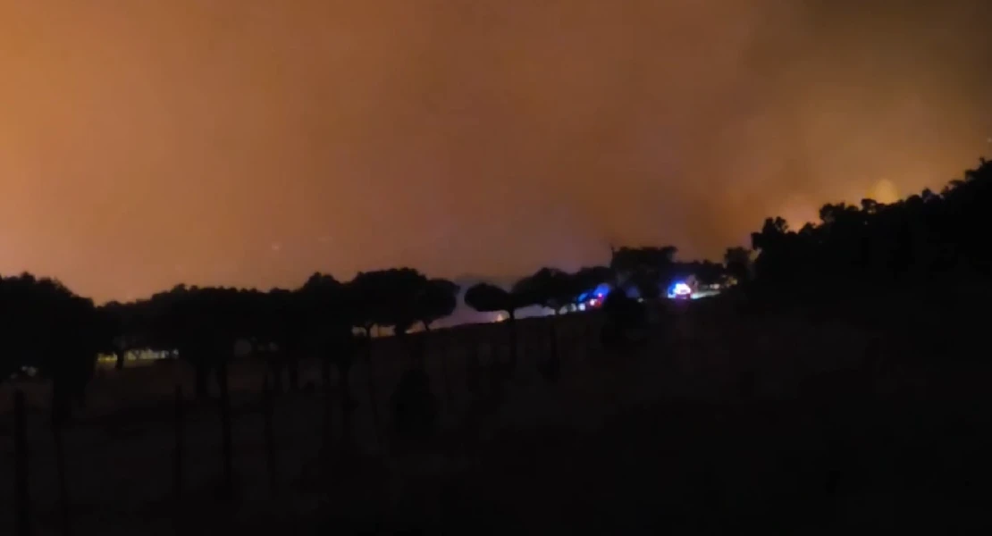 El incendio de Casas de Millán pierde fuerza tras una noche crítica