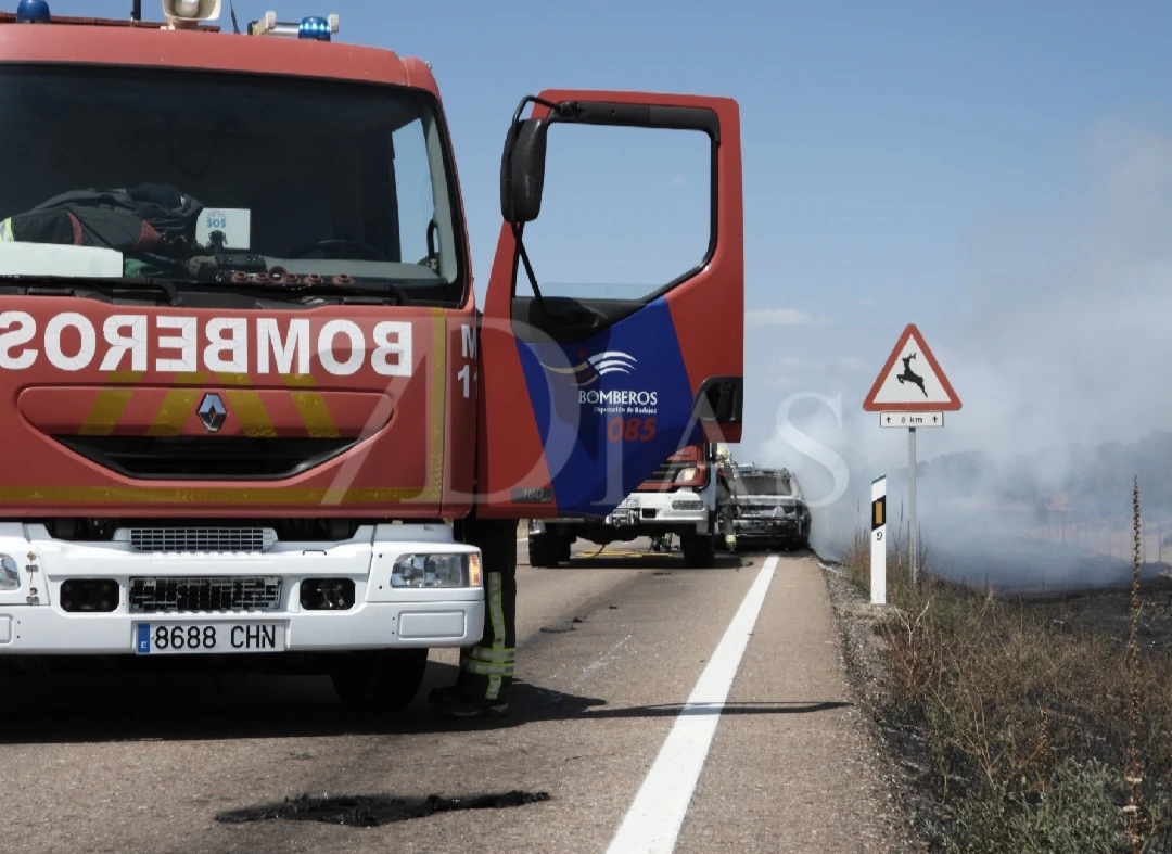 Arde un vehículo que viajaba en dirección a Alburquerque y provoca retenciones en la EX-110