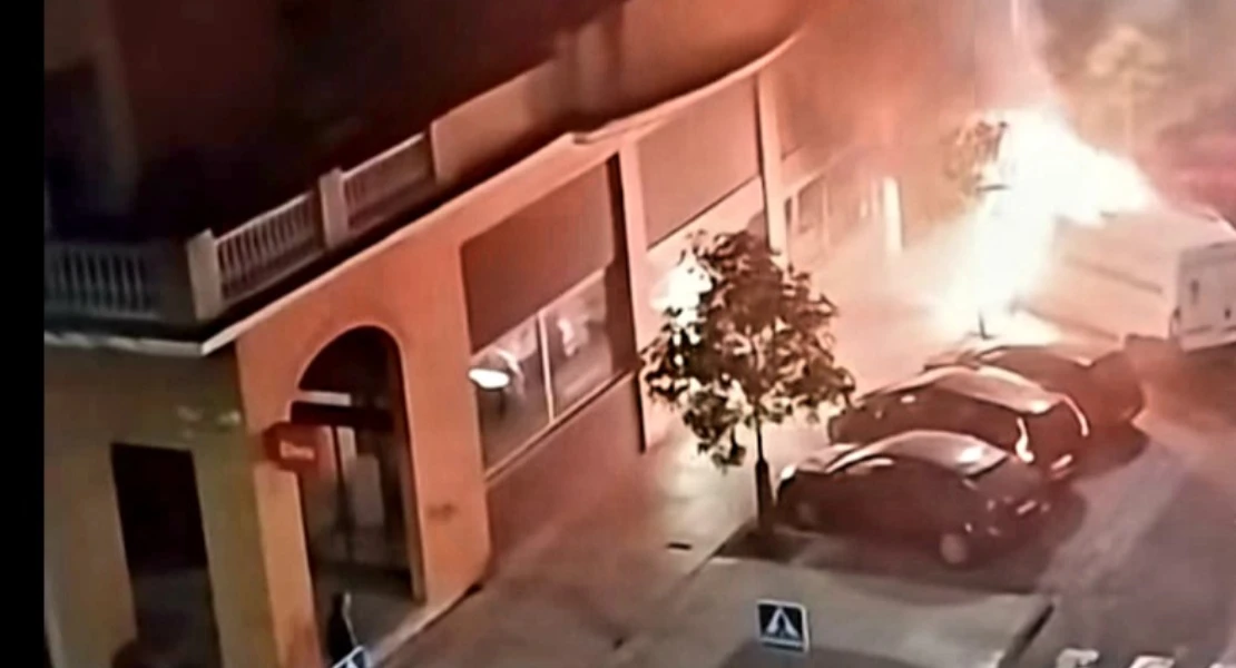 Otro vehículo termina calcinado durante la madrugada en las calles de Badajoz