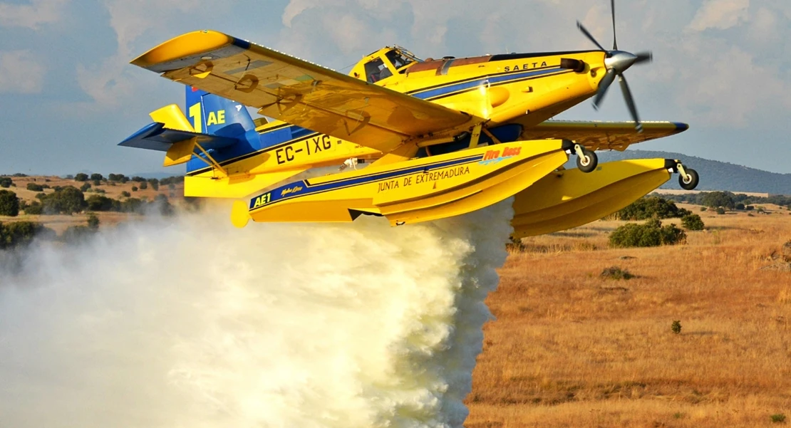 Extremadura refuerza con dos aviones anfibios su ayuda en el incendio de la provincia de Huelva