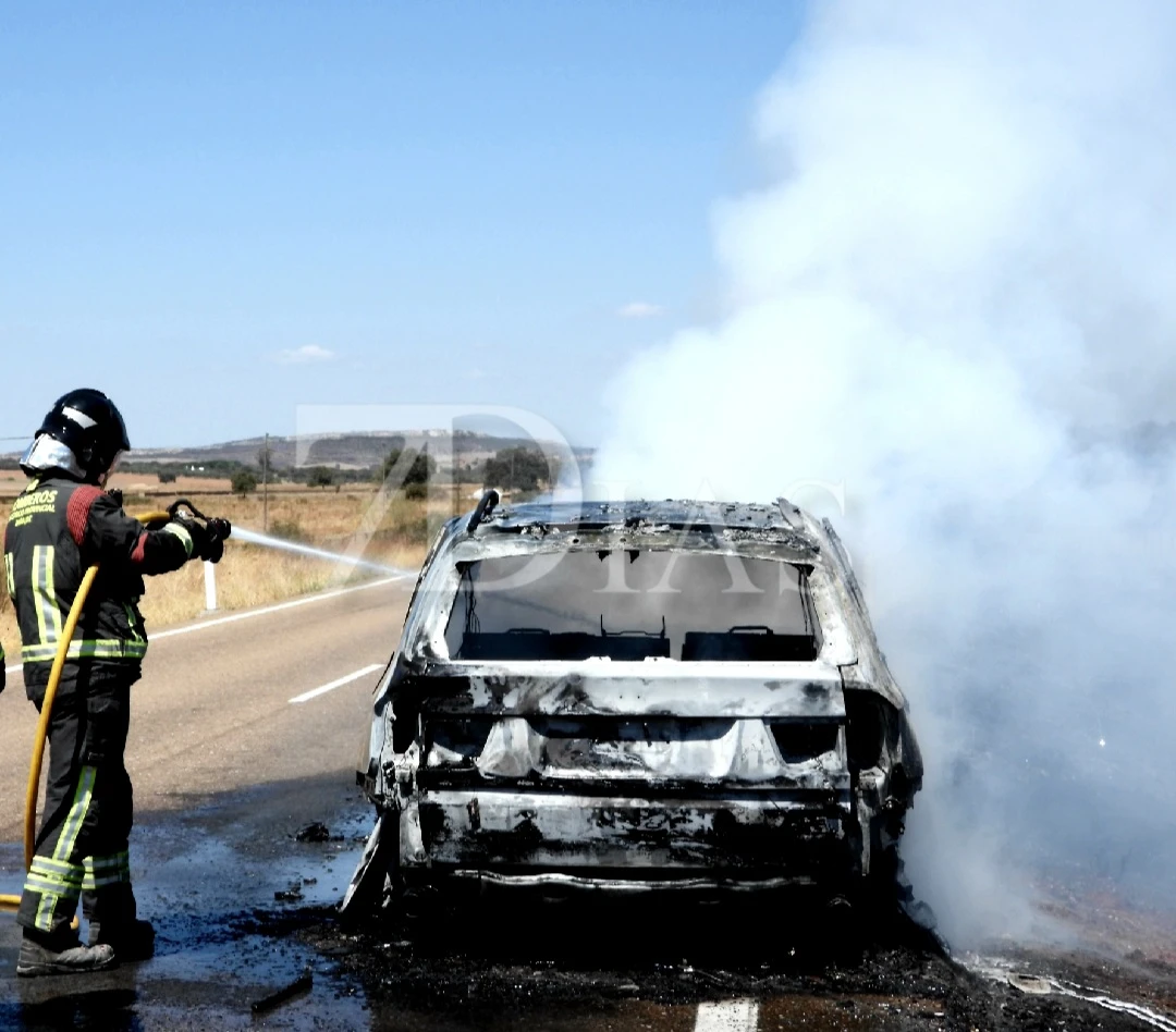 Arde un vehículo que viajaba en dirección a Alburquerque y provoca retenciones en la EX-110