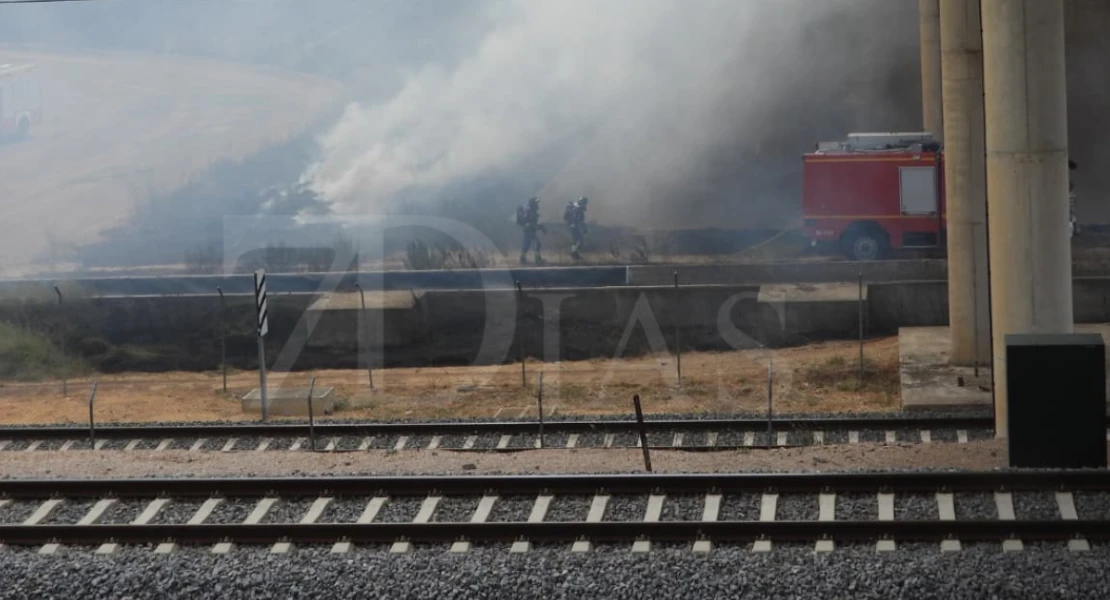Un incendio junto a las vía del tren Badajoz-Madrid moviliza a los bomberos