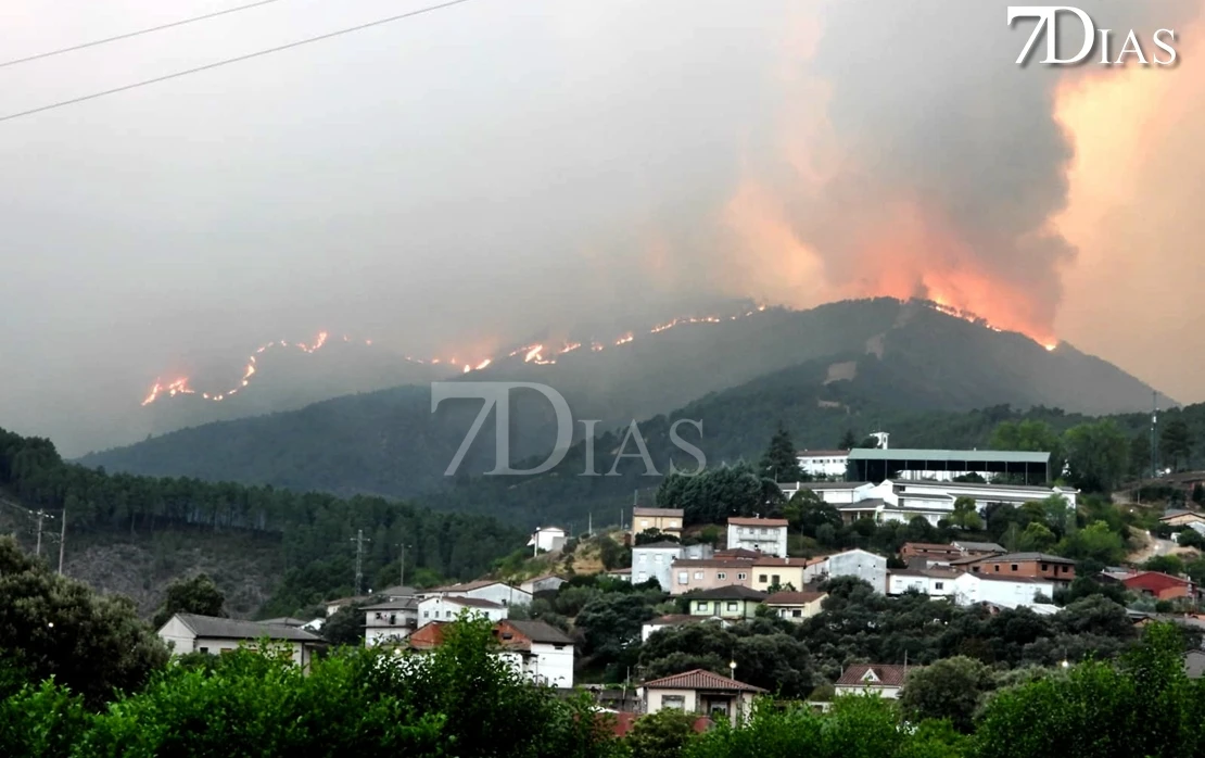 La UME se suma a la lucha contra el incendio de Pinofranqueado: 700 personas evacuadas