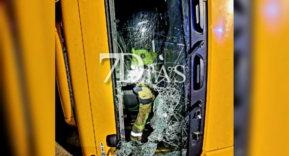 Queda atrapado tras volcar un tráiler a la entrada de Badajoz