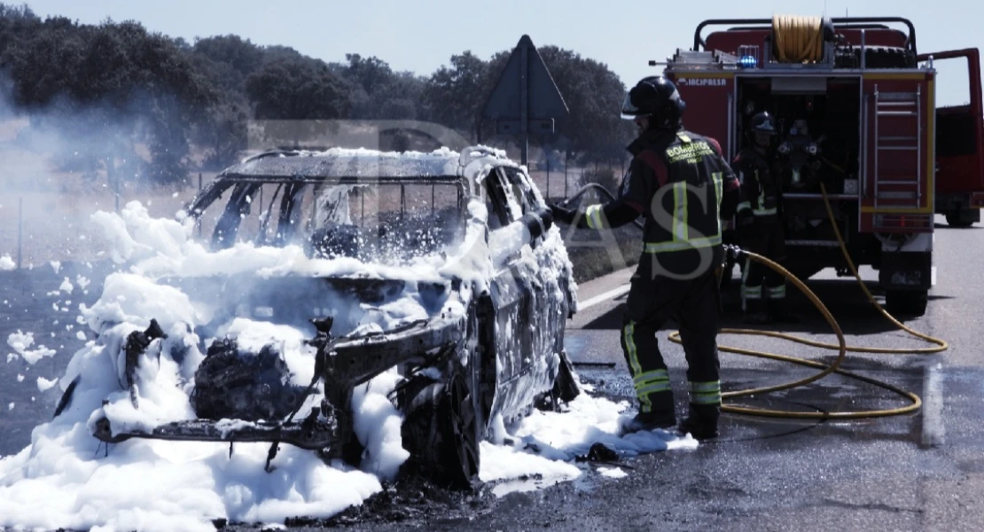 Arde un vehículo que viajaba en dirección a Alburquerque y provoca retenciones en la EX-110