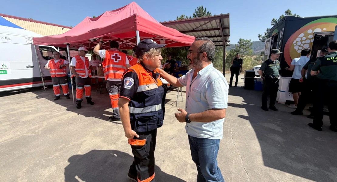 El presidente de la Diputación de Cáceres sigue de cerca el incendio de Pinofranqueado