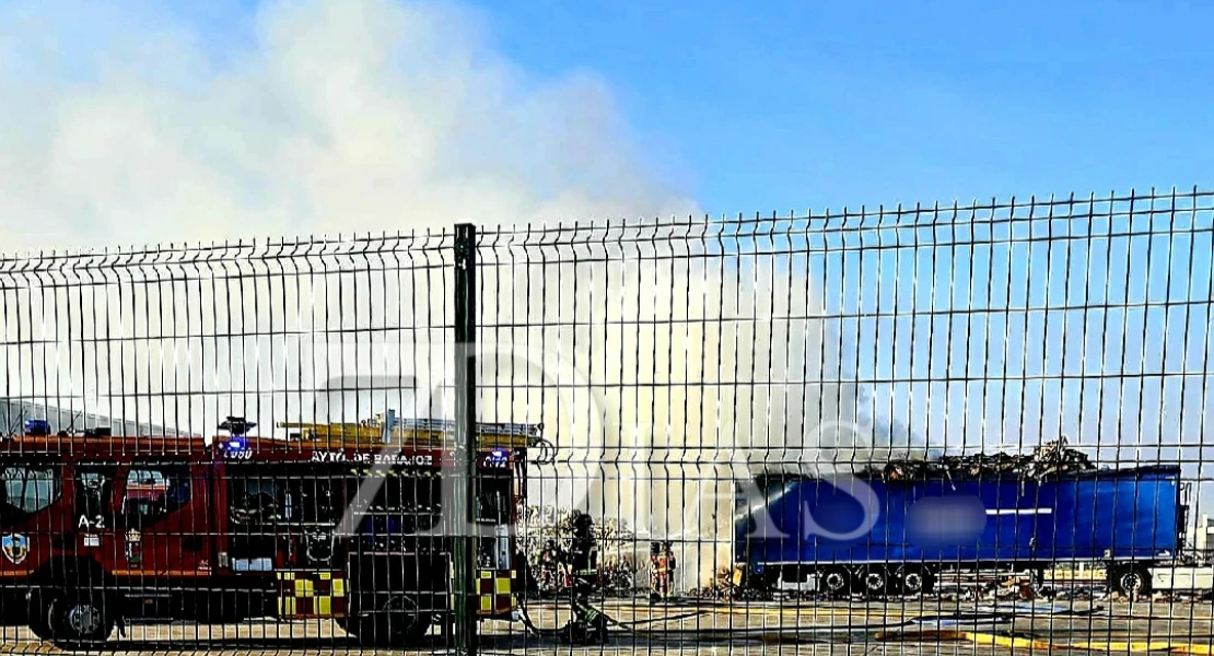 Gran despliegue de bomberos por un incendio en el polígono El Nevero