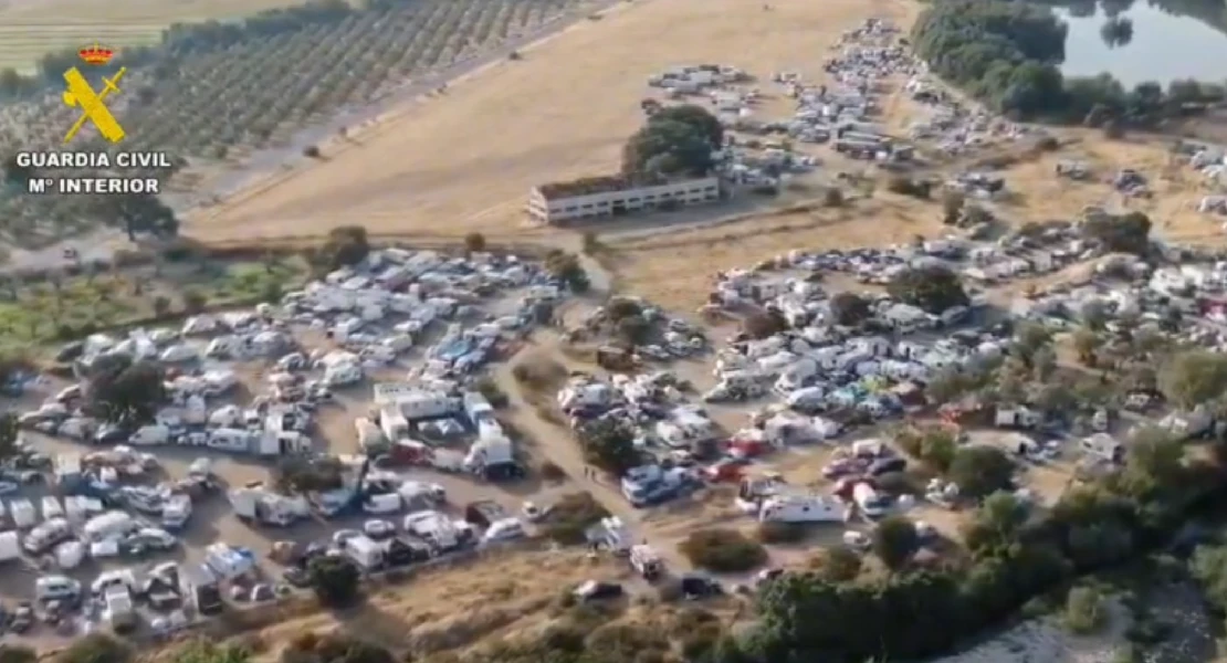 Una rave ilegal reúne ya a 3.000 personas y 1.000 vehículos en La Granja (CC)