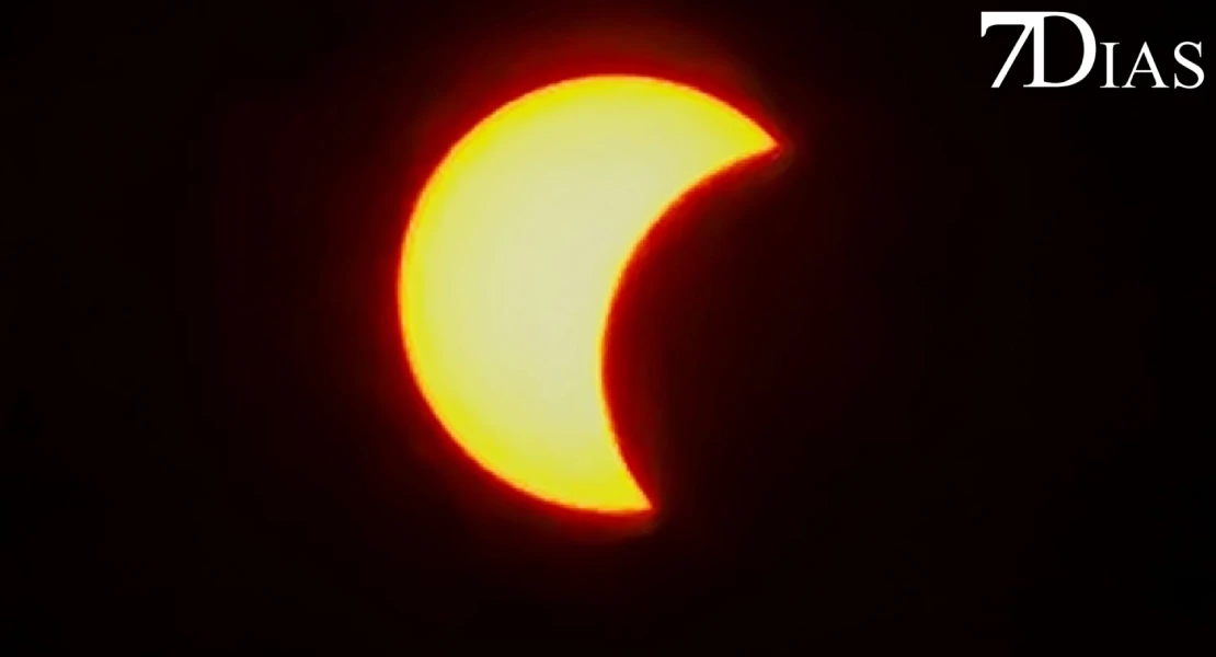 Así se está viviendo el eclipse solar desde la Alcazaba de Badajoz