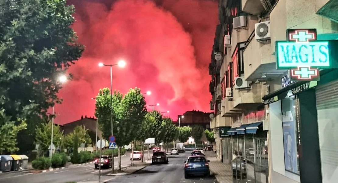 Un incendio cerca de viviendas enciende las alarmas en Plasencia durante la madrugada
