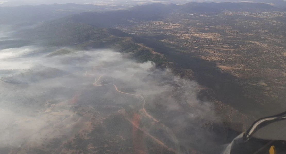 El incendio de Herrera del Duque evoluciona favorablemente tras una intensa noche de trabajo