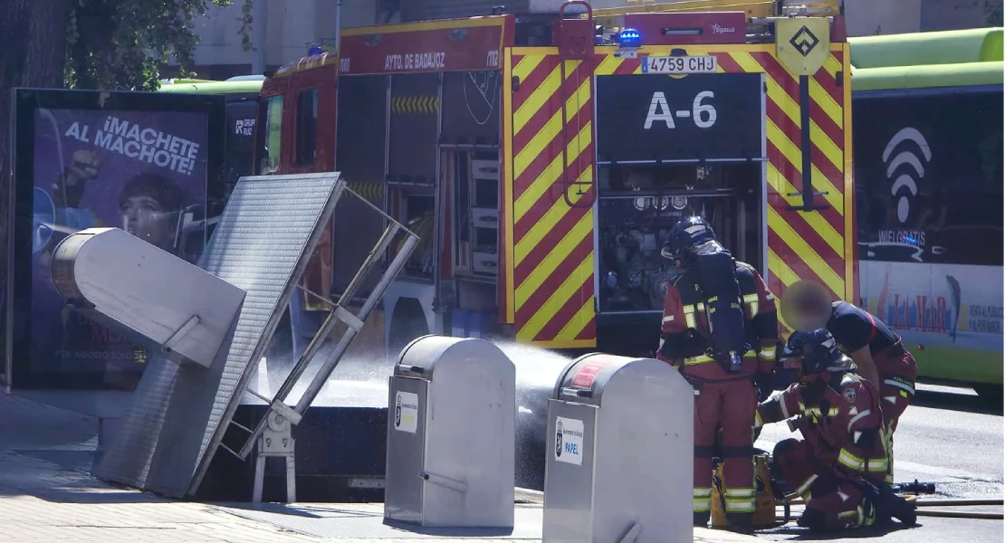 Los bomberos trabajan en un incendio en contenedores soterrados en el centro de Badajoz