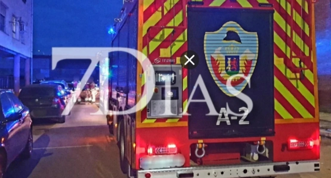 Un incendio en la barriada pacense de San Fernando provoca importantes daños