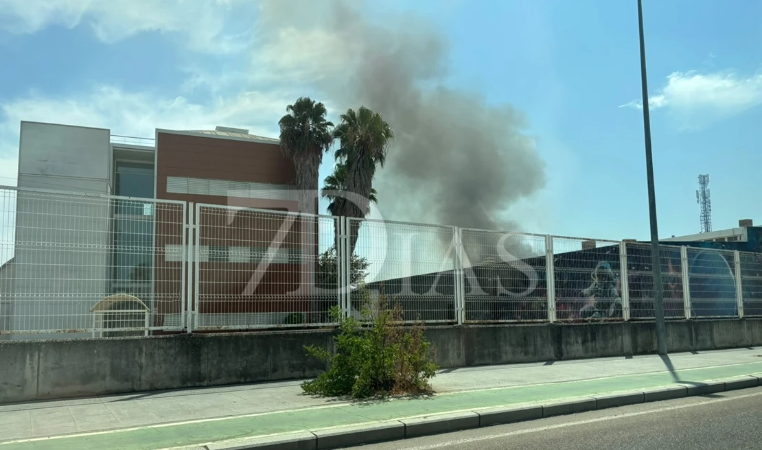 Se reaviva un incendio en los Molinos de los Moscosos en Badajoz