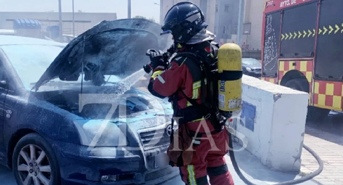 Arde un vehículo en una gasolinera de Badajoz