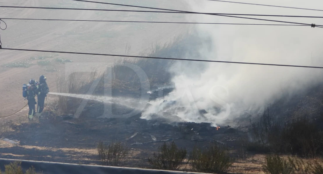 Un incendio junto a las vía del tren Badajoz-Madrid moviliza a los bomberos