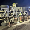 Queda atrapado tras volcar un tráiler a la entrada de Badajoz