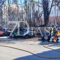 Un incendio calcina varios coches en el centro de Llerena (BA)