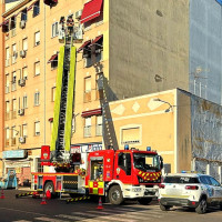 Los bomberos intervienen tras sufrir desprendimientos un edificio de San Roque
