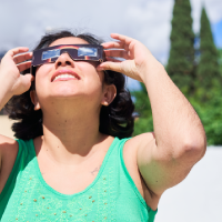 Los farmacéuticos extremeños sobre el eclipse: “El daño en los ojos puede aparecer días después”