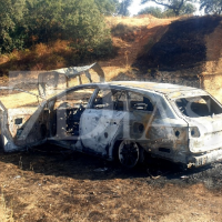Arde un coche durante la madrugada en Badajoz y evitan que se convierta en un incendio forestal