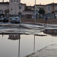 La rotura de una tubería levanta el suelo de una rotonda de Badajoz