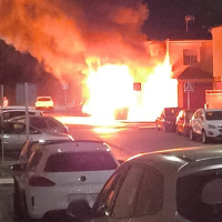 Arden varios contenedores durante la noche y afectan a una vivienda en la barriada de Llera