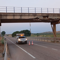 Un camión se da a la fuga tras destrozar el Puente de la Nava en Los Santos de Maimona