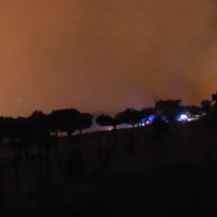 El incendio de Casas de Millán pierde fuerza tras una noche crítica