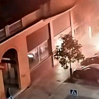 Otro vehículo termina calcinado durante la madrugada en las calles de Badajoz