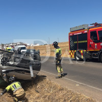 Dos personas afectadas en un aparatoso accidente en la carretera de la Corte
