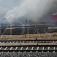 Un incendio junto a las vías del tren Badajoz-Madrid moviliza a los bomberos