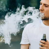 El SES presenta una campaña para concienciar a los jóvenes extremeños sobre los riesgos del vapeo