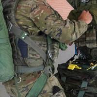 Decenas de migrantes apedrean y hieren a cuatro militares en Ceuta
