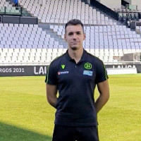Un árbitro extremeño debuta en Segunda División con un partido trepidante