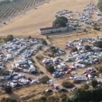 Una rave ilegal reúne ya a 3.000 personas y 1.000 vehículos en La Granja (CC)