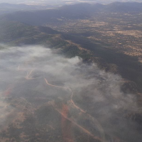 El incendio de Herrera del Duque evoluciona favorablemente tras una intensa noche de trabajo