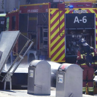 Los bomberos trabajan en un incendio en contenedores soterrados en el centro de Badajoz