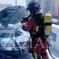 Arde un vehículo en una gasolinera de Badajoz