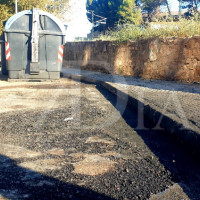 El fuego calcina un coche y cinco contenedores en la barriada pacense de San Fernando