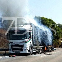 Un camión se incendia en la N-430 y obliga a interrumpir la circulación