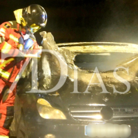 Un Mercedes se incendia en marcha y queda calcinado en Badajoz