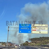 Desalojan dos localidades extremeñas por un incendio forestal en la A-66