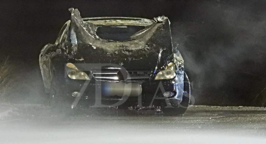 Un Mercedes se incendia en marcha y queda calcinado en Badajoz