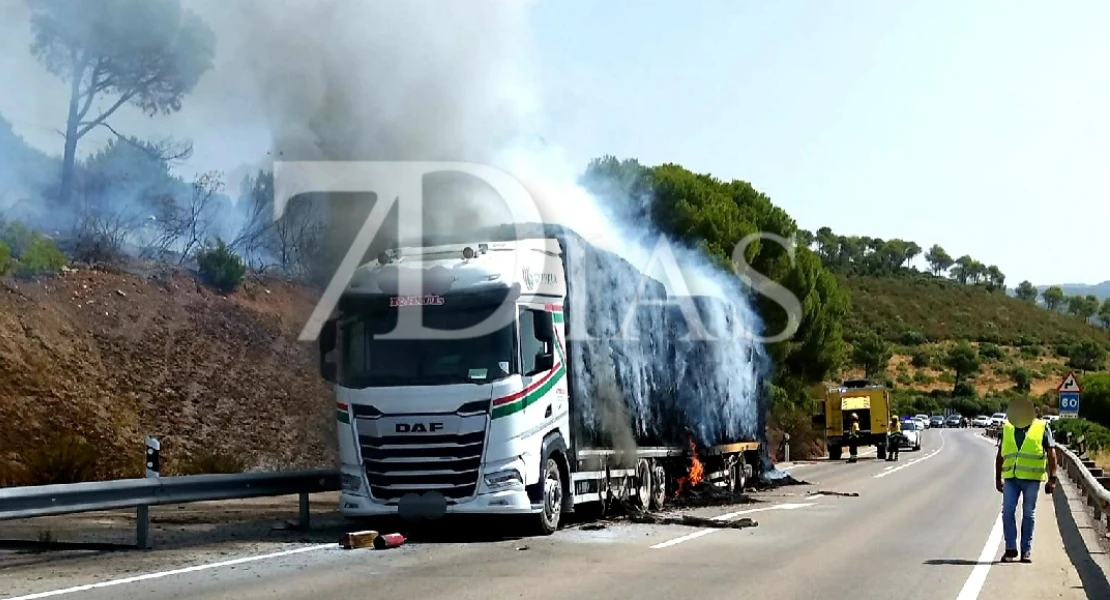 Un camión de pacas se incendia en la N-430 y obliga a interrumpir la circulación