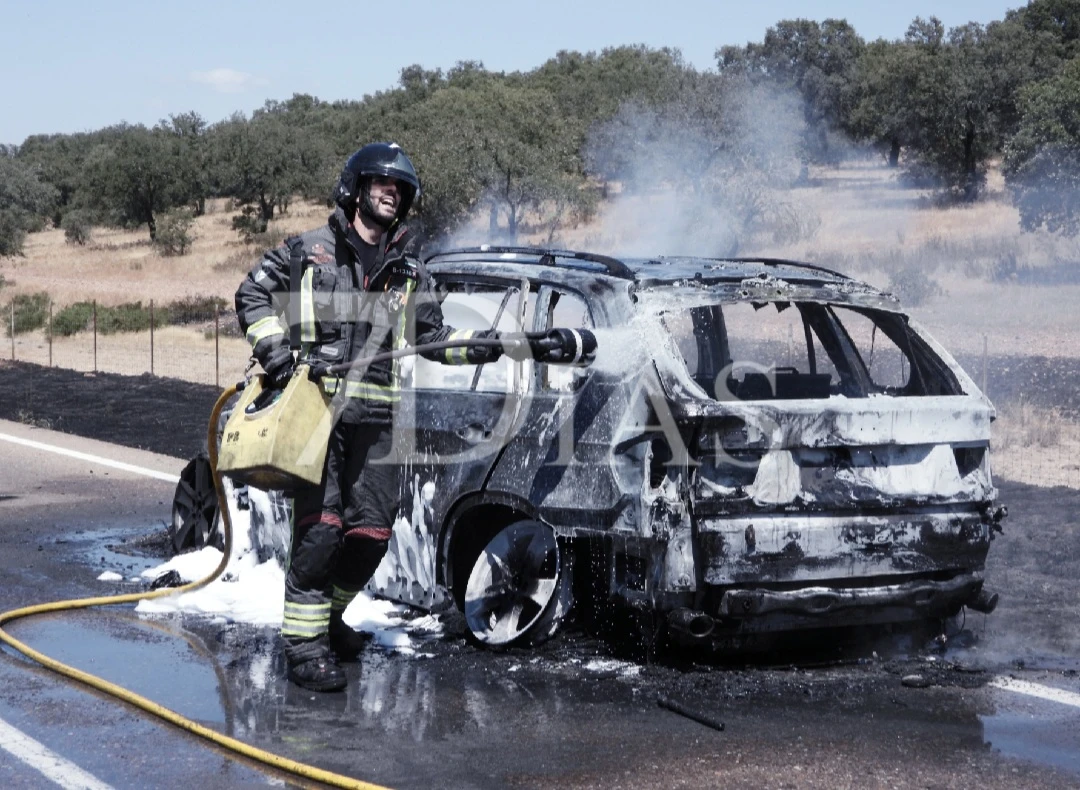 Arde un vehículo que viajaba en dirección a Alburquerque y provoca retenciones en la EX-110