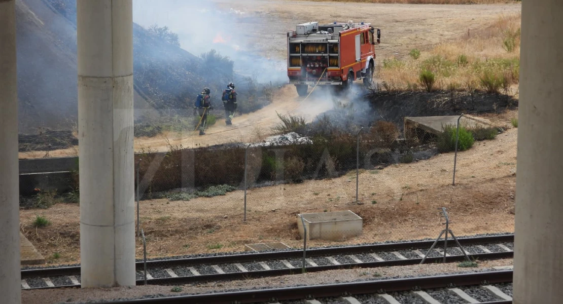 Un incendio junto a las vía del tren Badajoz-Madrid moviliza a los bomberos
