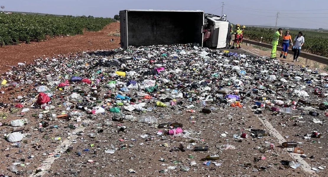 Grave suceso en Extremadura: un camión vuelca con toda su carga de botellas de vidrio