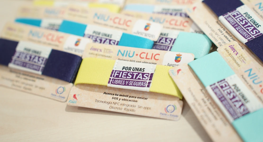 Extremadura presenta 'Niu Clic', la pulsera que permite a las mujeres alertar de situaciones de peligro