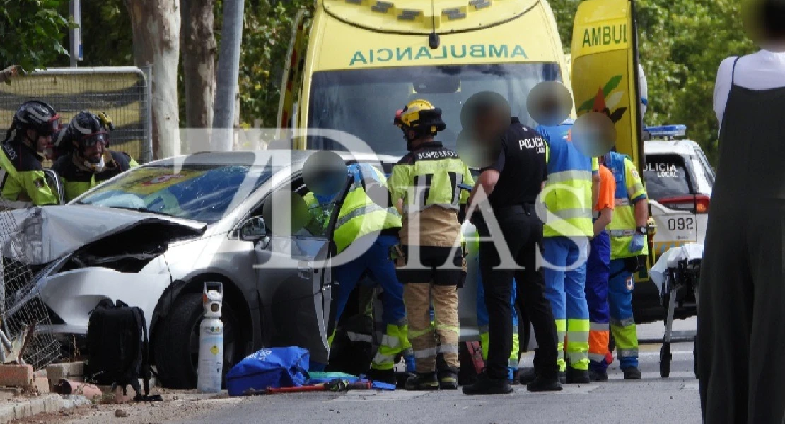 Grave accidente en Badajoz: una mujer se empotra contra una farola y una pared